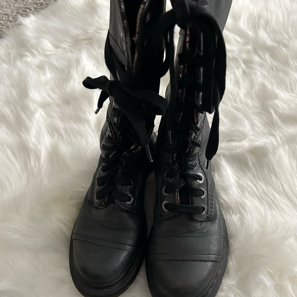 Dr. Marten’s Triumph boot with plaid lining size 6 (37) - Picture 10 of 15